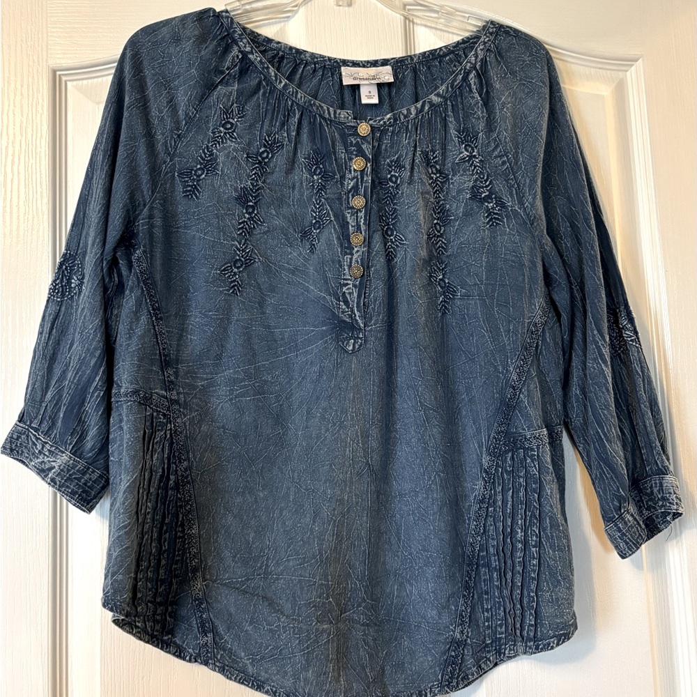 ✨Beautiful blue chambray ladies top with embroidered flowers💙